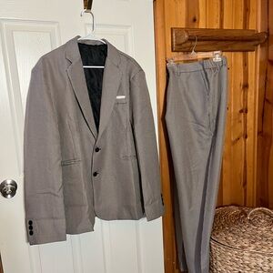 Elegant Gray Checkered Men's Suit